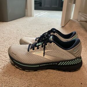 Brooks Adrenaline GTS 22 size 9